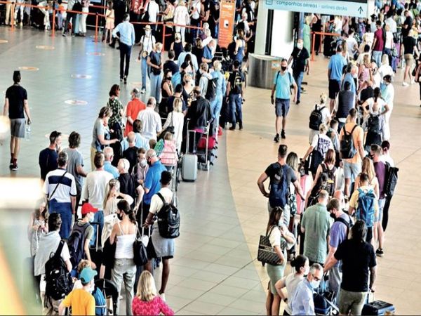 The picture is of Faro Airport in Portugal, crowds of people returning to Britain are gathering here. - Dainik Bhaskar