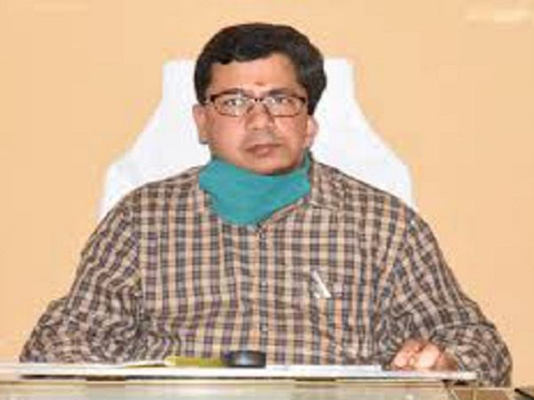 रायपुर से महिंद्रा ट्रेवेल्स की बस झारखंड के गढ़वा जा रही थी। उदयपुर के ग्राम गुमगा में गड्ढे में पलटने से 16 यात्री घायल हो गए थे। - Dainik Bhaskar