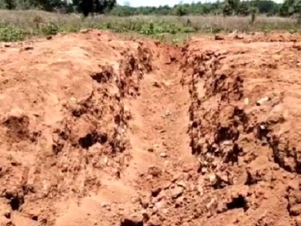 दंतेवाड़ा में अरनपुर-पोटाली सड़क को दर्जनों जगह से काट कर मार्ग को बाधित कर दिया है।