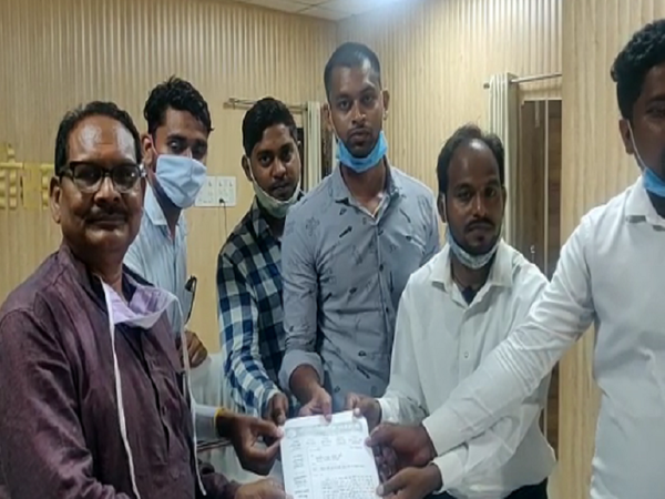 दोपहर बाद शिक्षामंत्री ने शिक्षकों को मिलने का वक्त दिया और मुख्यमंत्री से चर्चा के बाद आगे की जानकारी देने का आश्वासन - Dainik Bhaskar
