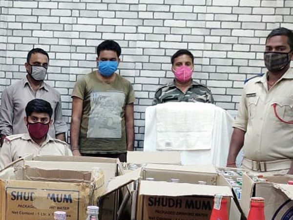 तिलदाग गांव निवासी रविंद्र जयसवाल के पुत्र विमलेश कुमार और कमलेश कुमार के घर से छापेमारी के क्रम में शराब बरामद की गई। - Dainik Bhaskar