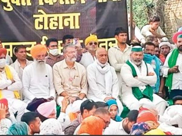 टोहाना में धरने के मंच पर उपस्थित राकेश टिकैत, गुरनाम चढ़ूनी, जोगिंदर उगराहा और रघुवीर सिंह। - Dainik Bhaskar