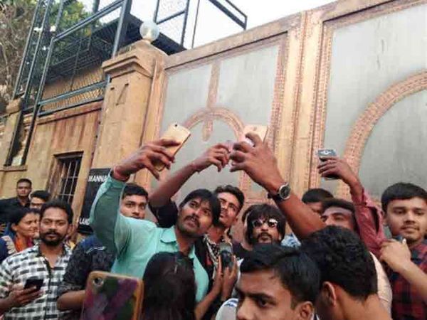 मुंबई में मन्नत के बाहर इब्राहिम कादरी को शाहरुख खान समझ लोगों में उनके साथ सेल्फी की होड़ लग गई थी।