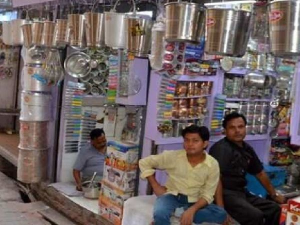 खाली पड़ी दुकानें। - Dainik Bhaskar