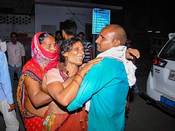 हादसे में मारे गए यात्रियों के परिजन हैलट हॉस्पिटल पहुंचे। सबका रो-रोकर बुरा हाल हो गया था।