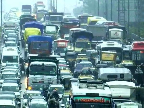 भारी बारिश के बीच मुंबई की सड़कों पर लंबा जाम लगा हुआ है। सड़कों पर पानी भरने से कई गाड़ियां वहीं फंसी हुई हैं।