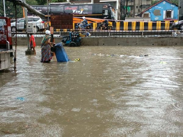 मुंबई के हिंदमाता इलाके में पहली बारिश के बाद सड़कें तालाब में तब्दील हो गईं।