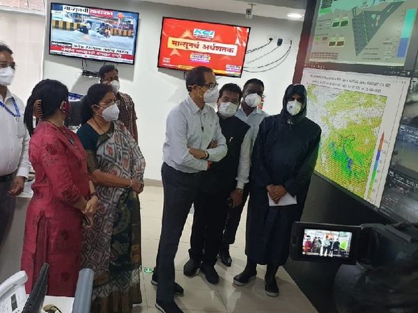 शहर में हुई भारी बारिश के बाद राहत कार्य का जायजा लेने के लिए मुख्यमंत्री उद्धव ठाकरे BMC के कंट्रोल रूम पहुंचे।