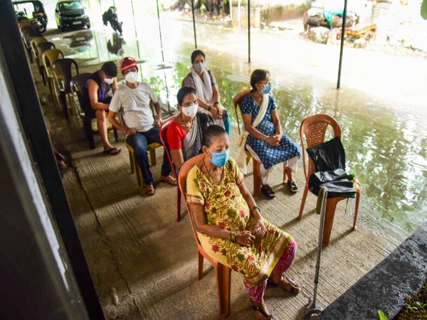 नवी मुंबई के ESIC हॉस्पिटल में बना वैक्सीनेशन सेंटर भी पानी से घिर गया है।