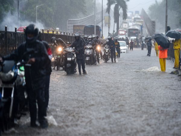किंग सर्कल की एक सड़क पर सैंकड़ों की संख्या में गाड़ियां खराब हुईं हैं।