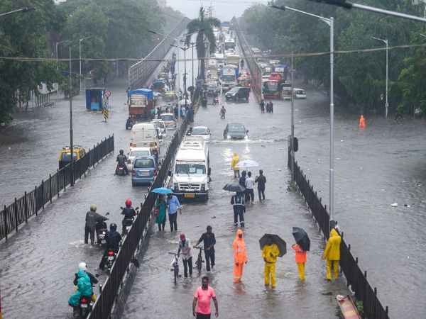 मुंबई के किंग सर्कल इलाके में सड़कें तालाब की तरह नजर आ रहीं हैं।