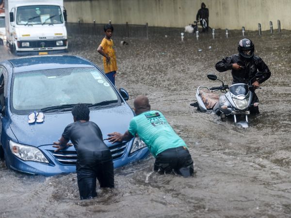 मुंबई के किंग्स सर्कल इलाके में भारी बारिश की वजह से सड़क कई गाड़ियां खराब हो गईं हैं।