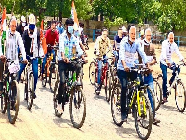 कांग्रेस ने बुधवार को भी बीजेपी नेताओं का मुखौटा पहनकर जमकर नारेबाजी की। - Dainik Bhaskar