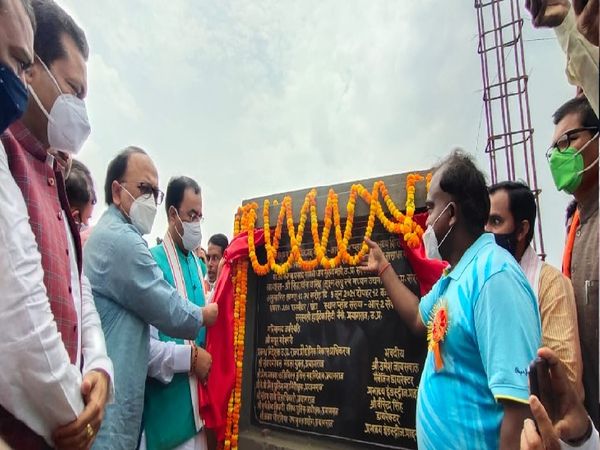 सरस्वती हाईटेक सिटी में प्लांट का उद्घाटन करते मंत्री केशव प्रसाद मौर्य और सिद्धार्थ नाथ सिंह।