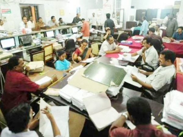 यदि कर्मचारी किसी संक्रमित व्यक्ति के संपर्क में आता है। ऐसे में उसे 7 दिन होम क्वारैंटाइन में रहने तक ड्यूटी (वर्क फ्राम होम) पर ही माना जाएगा। -फाइल फोटो - Dainik Bhaskar