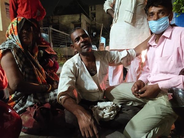 कानपुर हादसे में 17 की मौत हो गई। जवान बेटों की लाश देख पिता धनीराम बदहवास हो गए। - Dainik Bhaskar