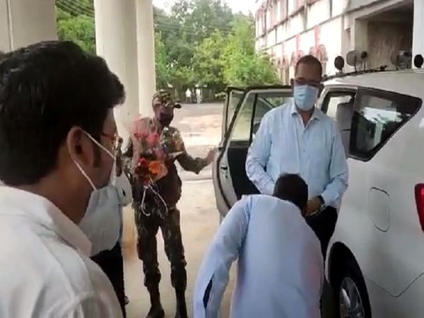 प्रशासनिक सर्जरी के बाद श्याम धावड़े ने बुधवार को कोरिया जिले के नए कलेक्टर के रूप में पदभार ग्रहण किया है। - Dainik Bhaskar