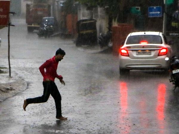 नागपुर में भी मंगलवार को तेज बारिश हुई। जिससे सड़कों पर पानी जमा हो गया। बादल छाने की वजह से विजिबिलिटी भी काफी कम हो गई थी।