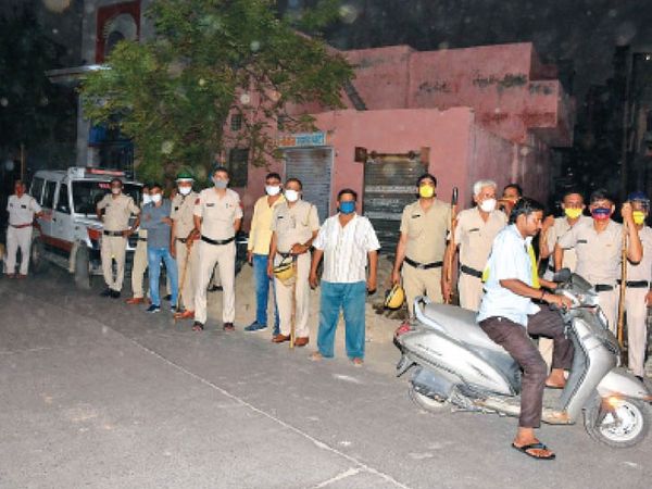 पाड़ा मोहल्ला में तनाव के चलते मंगलवार रात करीब 10 बजे मोर्चा संभाले पुलिस कर्मचारी। - Dainik Bhaskar
