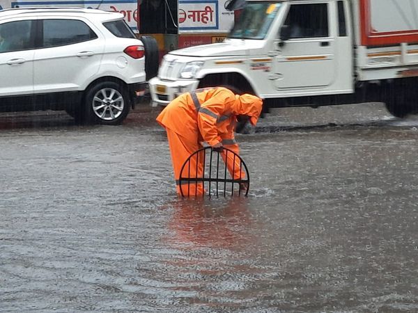 BMC के कर्मचारियों ने सुबह से मोर्चा संभाल रखा है। वे जगह-जगह पानी हटाने का प्रयास कर रहे हैं।