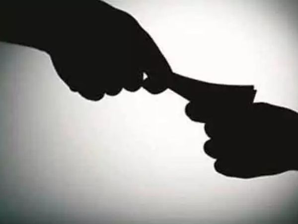 घूसखोरी के मामले में पावर कॉरपोरेशन के चेयरमैन ने कार्रवाई करते एक्सईएन और बाबू को बर्खास्त कर दिया है। (सिंबोलिक फोटो) - Dainik Bhaskar