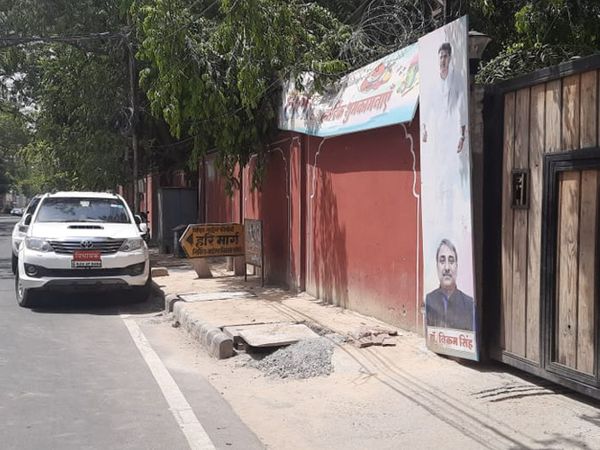 पायलट के आवास के बाहर विधायकों की गाड़ियों की कतार लगी।