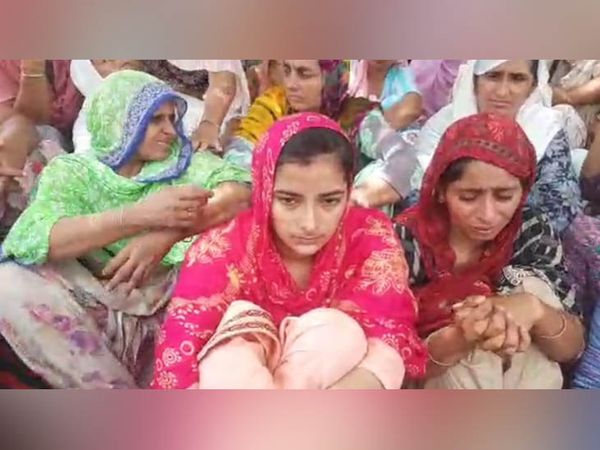 प्रदर्शन के दौरान अपनी मां के बारे में बात करती मृतक कोच की बहन।