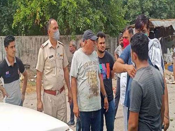 करनाल के तरावड़ी मेंं सब्जी मंडी के आढ़ती से लूट की वारदात के बाद मौके पर पहुंचकर जानकारी जुटाती पुलिस। - Dainik Bhaskar