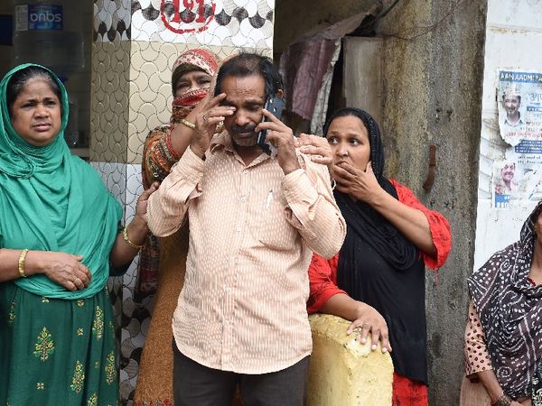 इस दुर्घटना के बाद रफी बदहवास हो चुके हैं। पड़ोसी और आसपास के लोग उन्हें दिलासा दे रहे हैं।