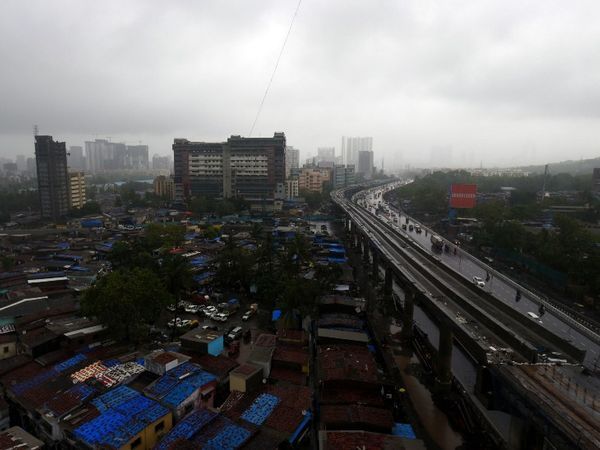 मुंबई के कई इलाकों में गुरुवार सुबह से ही हल्की बरसात जारी है।