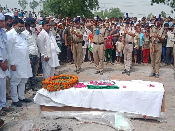 जवान रविंद्र के शव का राजकीय सम्मान के साथ अंतिम संस्कार किया गया। - Dainik Bhaskar