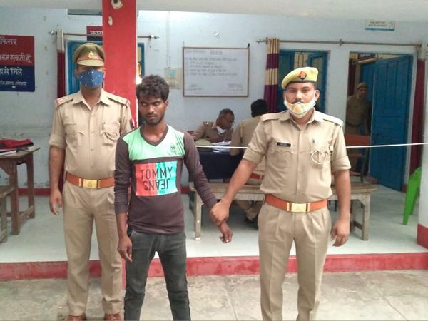 पुलिस गिरफ्त में आरोपी। - Dainik Bhaskar