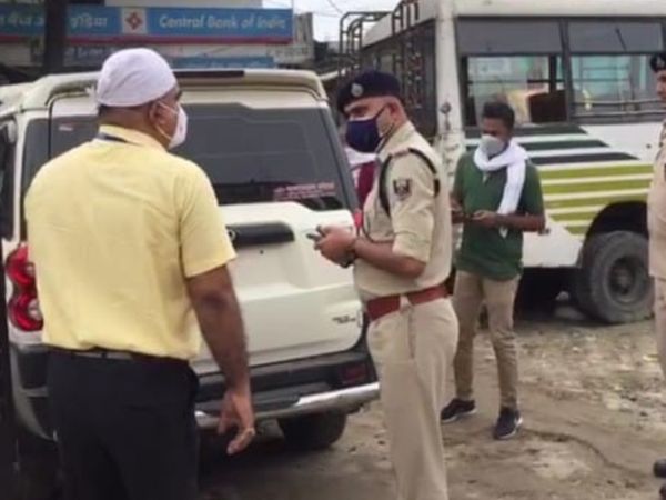 बैंक के कर्मचारियों से बातचीत करते पुलिस अफसर।