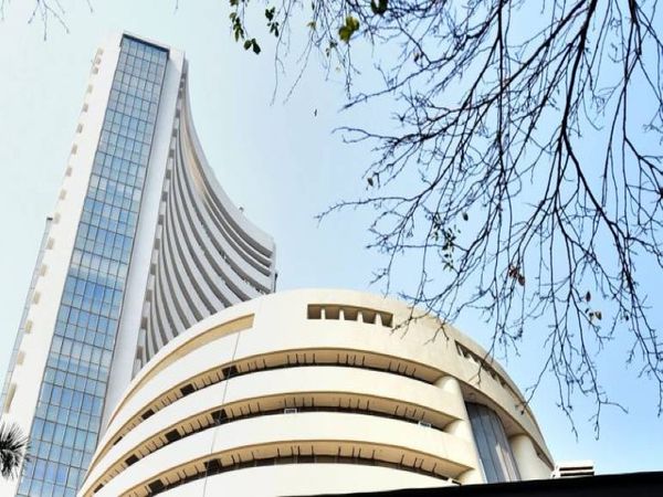 ब्लूमबर्ग इंटेलिजेंस के विशेषज्ञों का कहना है कि अडाणी ग्रुप की कंपनियों के स्टॉक्स ओवर-वैल्यूड हैं। इनके शेयर अपने 200 दिनों के डेली मूविंग एवरेज (DMA) से 150% से लेकर 200% तक ऊपर ट्रेड कर रहे हैं - Dainik Bhaskar