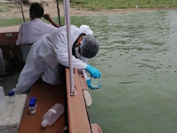 बक्सर के चौसा घाट से लिया जा रहा गंगा के पानी का सैंपल।