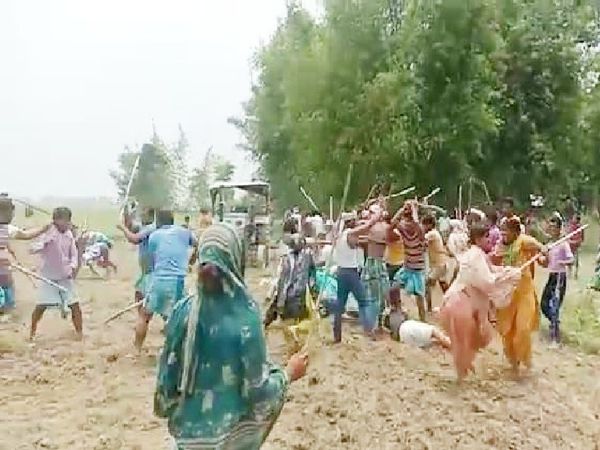 एक-दूसरे पर लाठियां बरसाते लोग। - Dainik Bhaskar