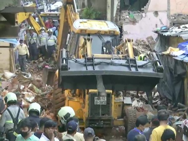 मौके से मलबा हटाती JCB। लोगों की भीड़ जमा होने की वजह से मलबा हटाने में दिक्कत हो रही है।