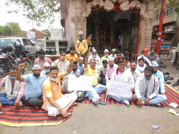 आगरा में धरने पर बैठे आप कार्यकर्ता। इस दौरान लोग कोरोना गाइडलाइन का उल्लंघन करते नजर आए। - Dainik Bhaskar