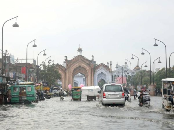 यह फोटो लखनऊ की है। यहां सड़कों पर पानी भर गया। इससे लोगों को निकलने में परेशानी हुई।