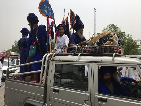 तकनीक के डेल्ही कच में शाक्य निहंग।