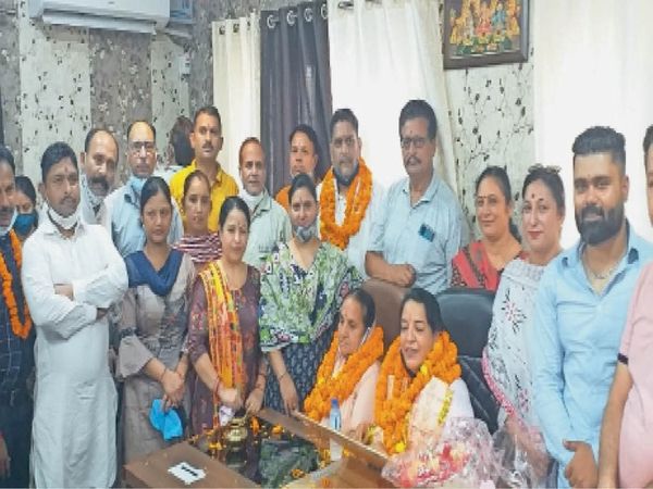 सुजानपुर कौंसिल की प्रधान बनने के बाद बुधवार को अनुराधा बाली औ उप प्रधान सुरेंद्र मन्हास ने चार्ज संभाला। यहां अनुराधा और सुरेंद्र मन्हास सहित 18 पार्षद और अन्य लोग मौजूद थे। किसी के मुंह पर मास्क तक नहीं था। - Dainik Bhaskar