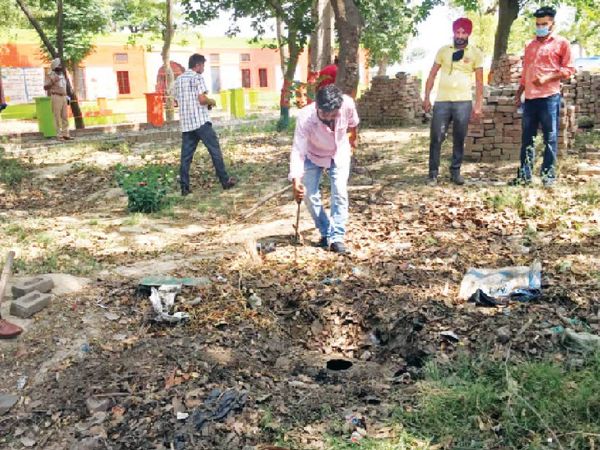 आरोपी ने दूसरा ड्रम बाथरूम के बाहर मिट्टी में दबाकर रखा हुआ था। उसमें से 80 किलो लाहन बरामद हुई। - Dainik Bhaskar