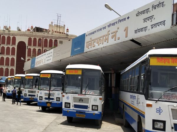 कोरोना के एक्टिव केसों में कमी के बाद एक महीने बाद प्रदेश में बुधवार से रोडवेज बसों का संचालन शुरु हुआ। लेकिन प्रदेश के बाहर अभी बसों की आवाजाही बंद रहेगी। - Dainik Bhaskar