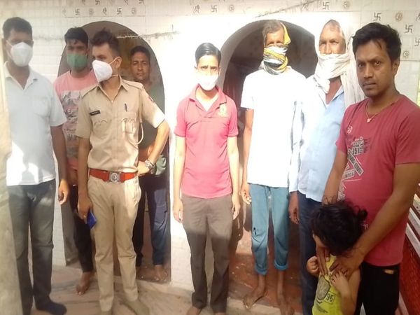 पचलंगी में मंदिर में चोरी की घटना की जानकारी लेती पुलिस। - Dainik Bhaskar