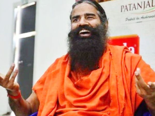 योग गुरु बाबा रामदेव ने प्रधानमंत्री नरेंद्र मोदी के फ्री वैक्सीनेशन के ऐलान और वैक्सीनेशन ड्राइव के डीसेंट्रलाइजेशन के फैसले की सराहना भी की। -फाइल फोटो - Dainik Bhaskar