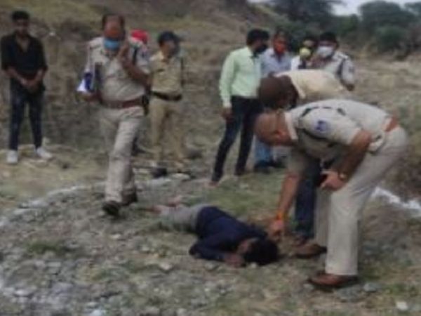 घटना स्थल का निरीक्षण करती पुलिस टीम। - Dainik Bhaskar
