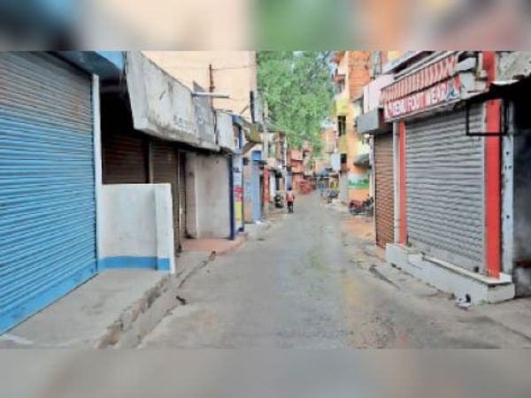 टेल्को : दोपहर दो बजे खड़ंगाझार में सभी दुकानें बंद दिखीं।