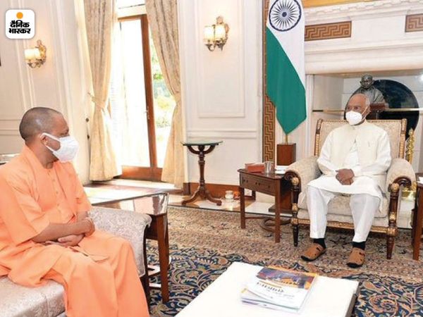 जब शाह और नड्डा प्रधानमंत्री मोदी से UP को लेकर चर्चा कर रहे थे, उसी वक्त योगी राष्ट्रपति कोविंद से मुलाकात करने पहुंचे।