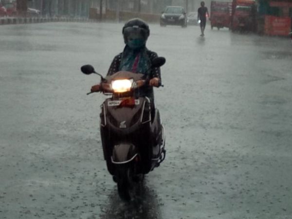 भोपाल में शाम को अचानक बारिश होने से लोगों को पानी से भीगने से बचने का मौका ही नहीं मिला। फोटो - अनिल दीक्षित - Dainik Bhaskar
