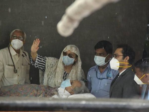 हॉस्पिटल से बाहर निकलते वक्त सायरा बानो ने मीडियाकर्मियों को धन्यवाद कहा।